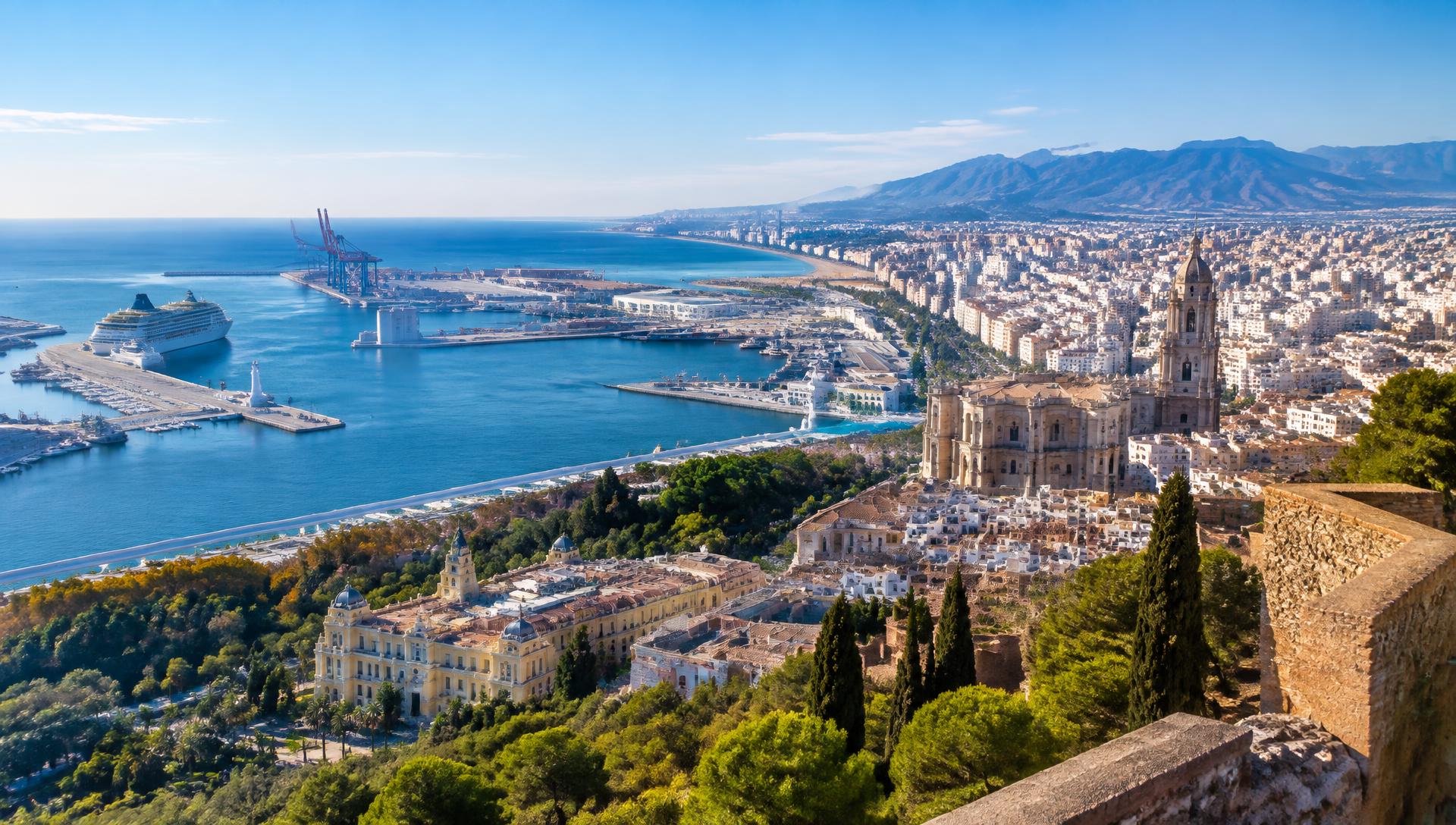 Vista panorámica de Málaga y su puerto en el Mediterráneo